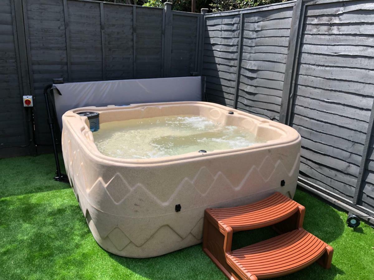Bournemouth Hot Tub & Sauna Holiday Let Eksteriør billede